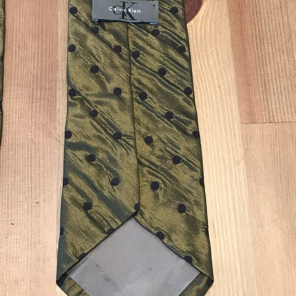 Calvin Klein 100% Silk tie in Olive Green/Bronze Shiny Silk with Black Dots - Picture 5 of 5